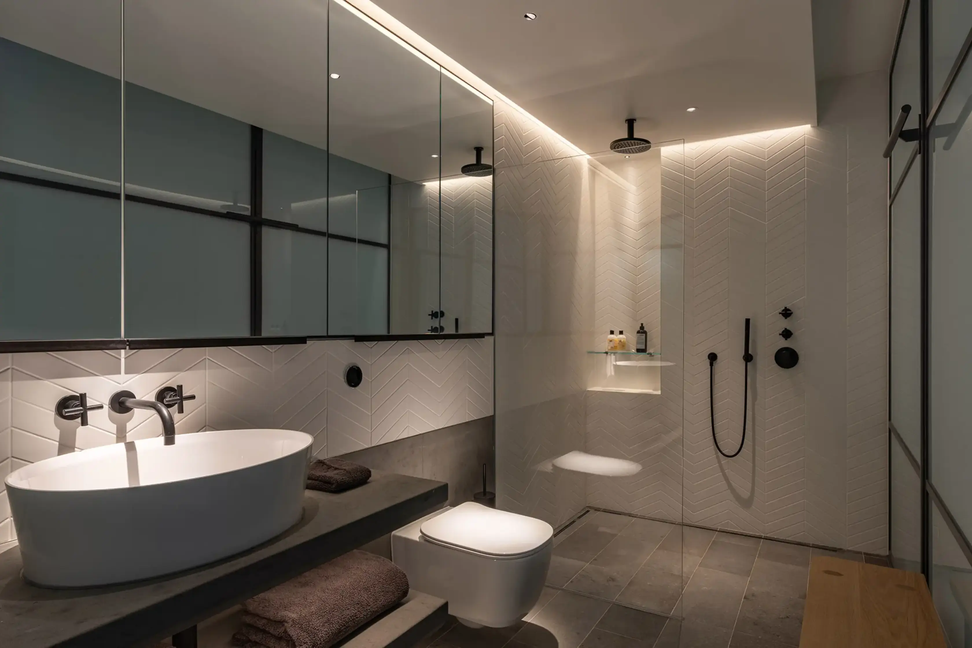 Standout Ambiance Lighting In Modern Bathroom